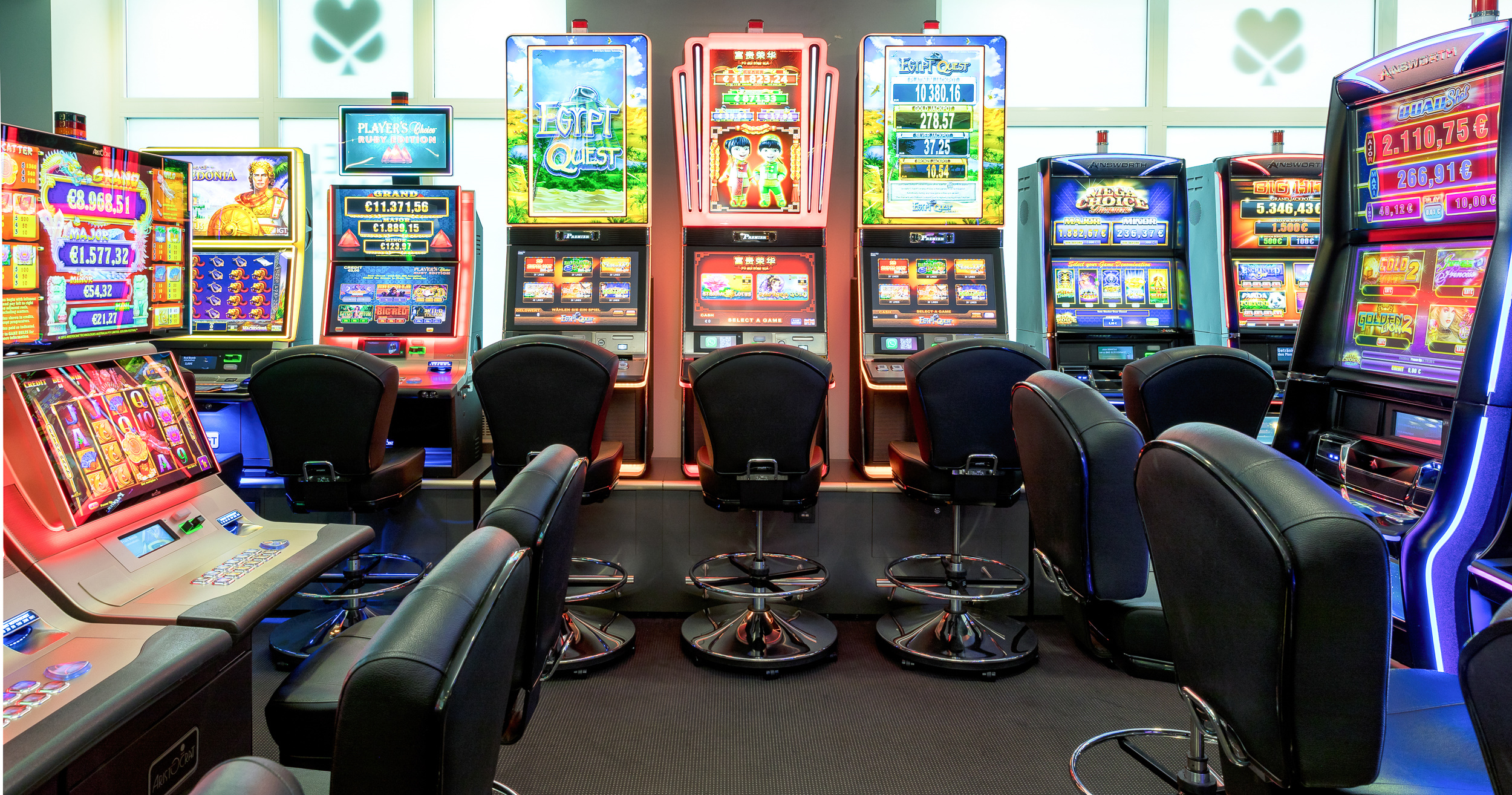 Zu sehen ist ein Foto von blinkenden und leuchtenden Spielautomaten in der Spielbank Cottbus.